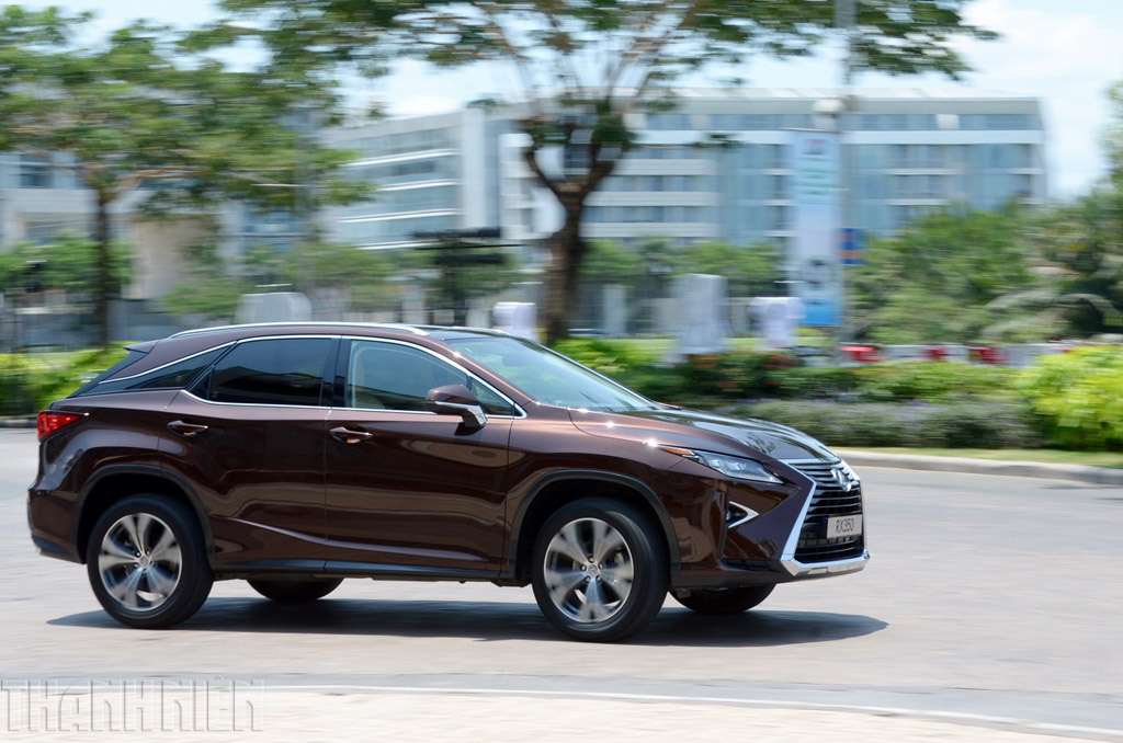 Lexus RX 350 FSport 2016 đi 19000km bán lại giá vẫn gần 42 tỷ đồng